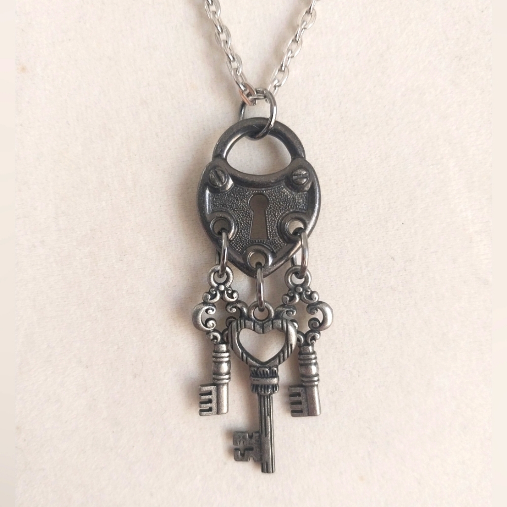 Goth steampunk lock & key necklace